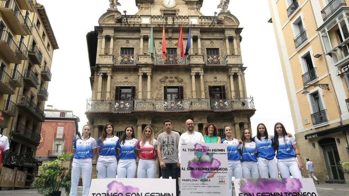 Presentación ayer en la Plaza Consistorial de Pamplona. De i. a d.: Larrarte, Erasun. Arrizabalaga, Aldai, Paco Caballero, de la FNPV; Fernando Aranguren, concejal especial de Deportes; Matiane Bueno, directora de zona de Laboral Kutxa; Osés