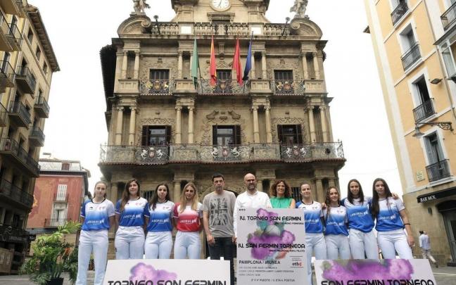 Presentación ayer en la Plaza Consistorial de Pamplona. De i. a d.: Larrarte, Erasun. Arrizabalaga, Aldai, Paco Caballero, de la FNPV; Fernando Aranguren, concejal especial de Deportes; Matiane Bueno, directora de zona de Laboral Kutxa; Osés