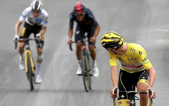 Tadej Pogacar, superior a sus rivales, en una pose característica tras dejar atrás a Vingegaard y Carapaz, que le acompañaron en el podio. | FOTO: AFP Tadej Pogacar, superior a sus rivales, en una pose característica tras dejar atrás a Vingegaard y Carapaz, que le acompañaron en el podio. | FOTO: AFP