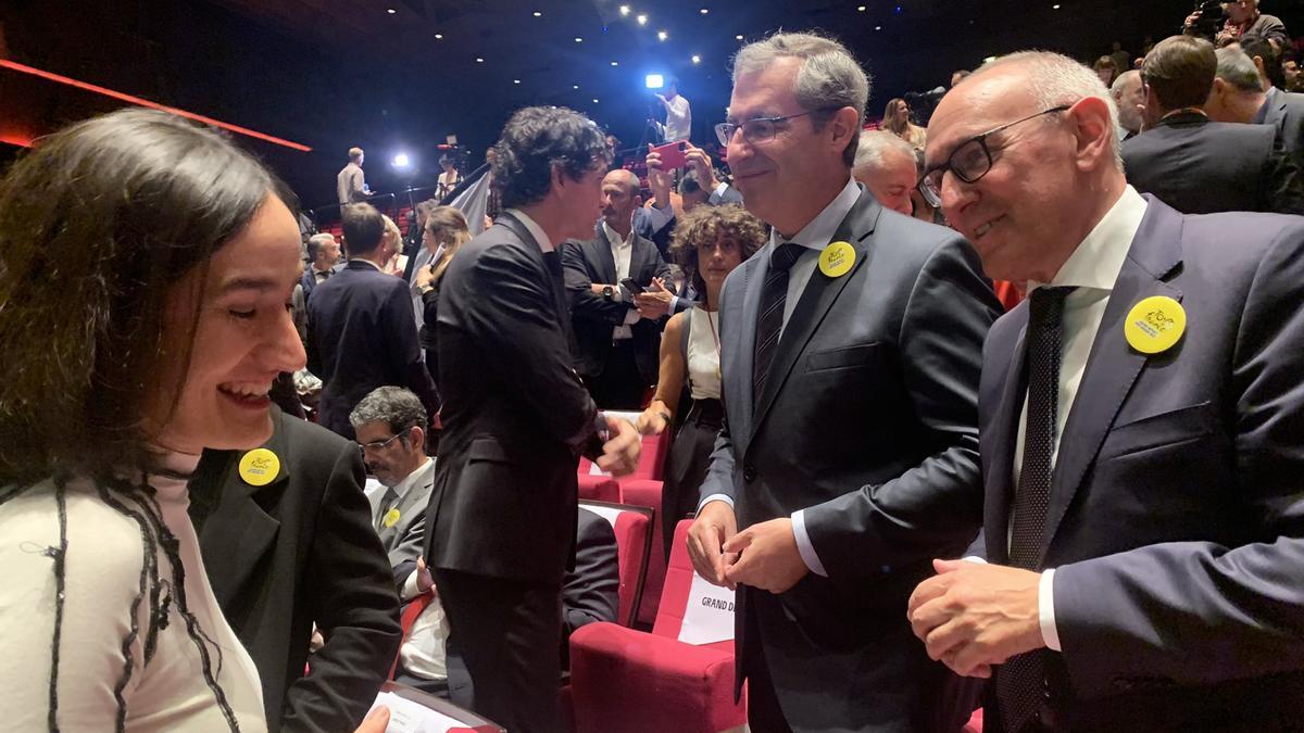 Raisa Álava charla con el diputado general de Álava, Ramiro González, y el de Gipuzkoa, Markel Olano