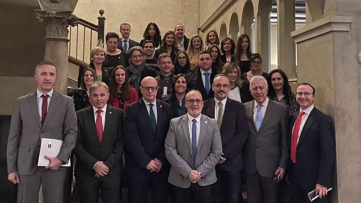 Los egresados del pasado curso posaron con las autoridades.