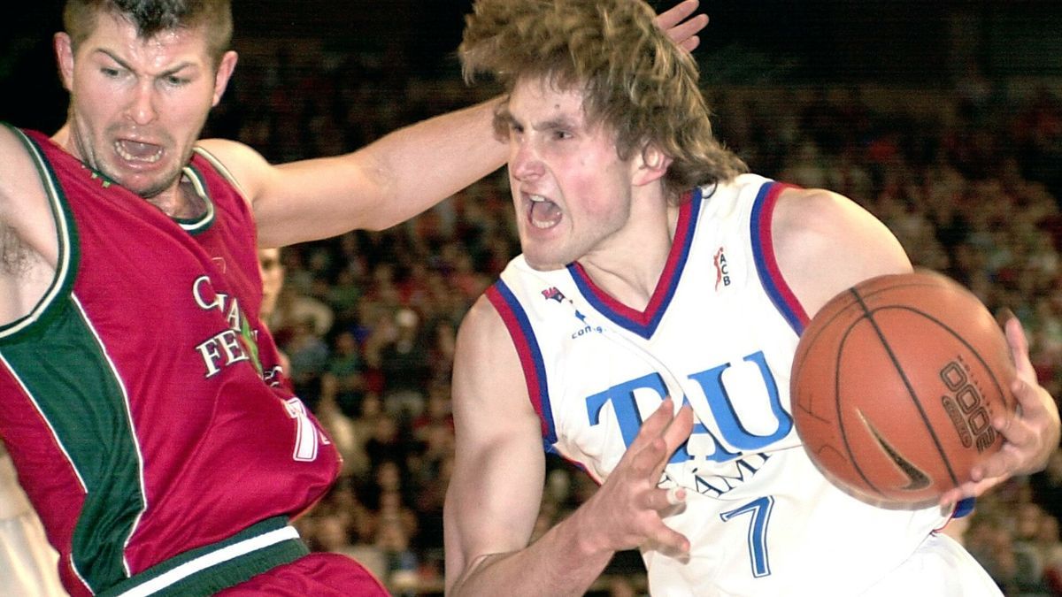 Macijaukas controla el bal&oacute;n en un partido con el Baskonia