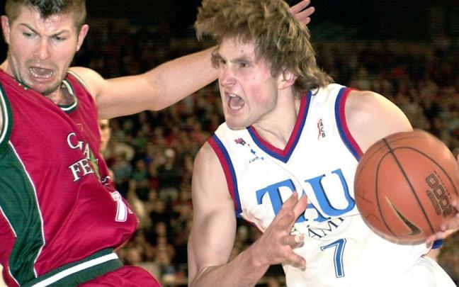 Macijaukas controla el bal&oacute;n en un partido con el Baskonia