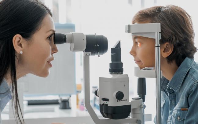 Revisión oftalmológica de un niño.