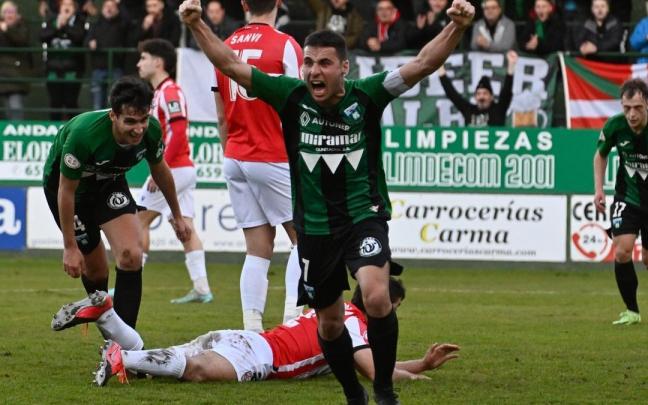 Aitor Villar su celebra su tanto, el tercero de la cuenta del Sestao River.