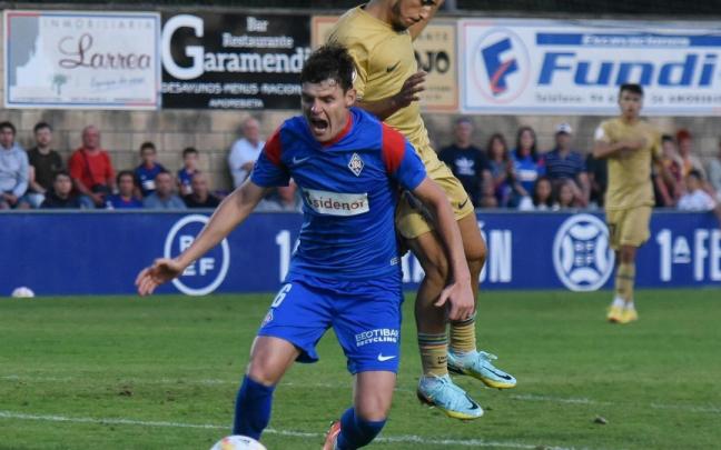 Xiker, defensa del Amorebieta, se queja de un empujón por parte de un jugador culé. Xiker, defensa del Amorebieta, se queja de un empujón por parte de un jugador culé.