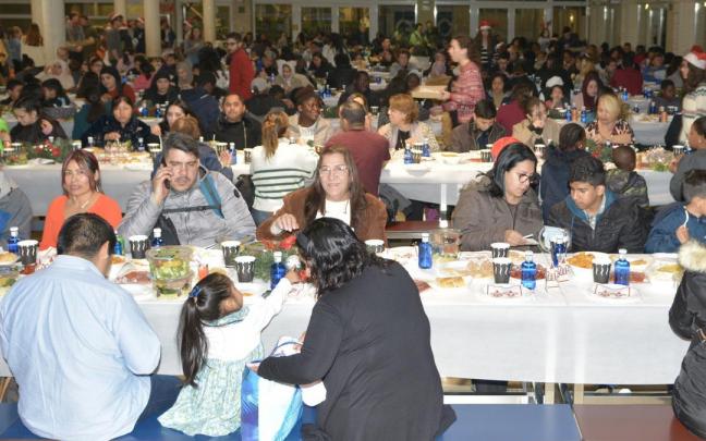 Varios comensales, en la cena del jueves en la Agrupación Deportiva San Juan. Varios comensales, en la cena del jueves en la Agrupación Deportiva San Juan.