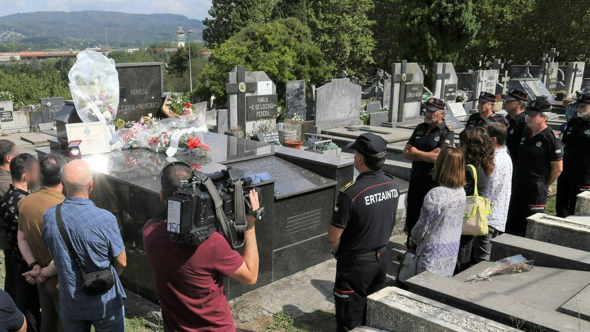 La Ertzaintza, en el homenaje a Alfonso Mentxaka en el cementerio de Sondika