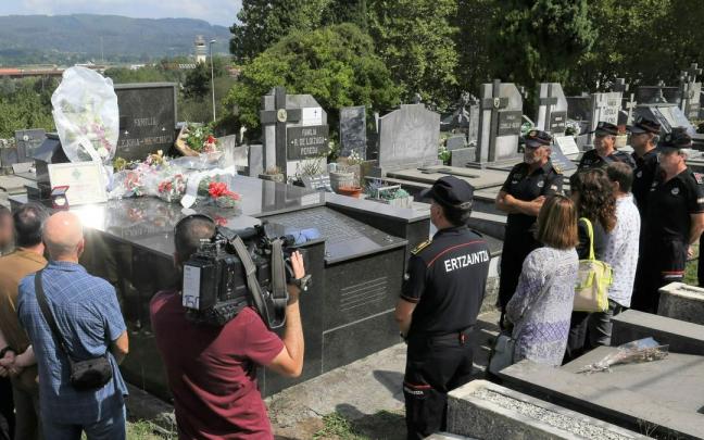 La Ertzaintza, en el homenaje a Alfonso Mentxaka en el cementerio de Sondika La Ertzaintza, en el homenaje a Alfonso Mentxaka en el cementerio de Sondika