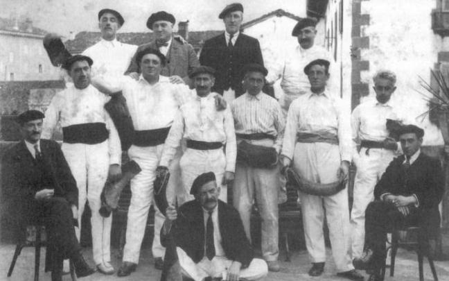 Muy aficionado al juego a largo, segundo (izq.) en la primera fila de pie.