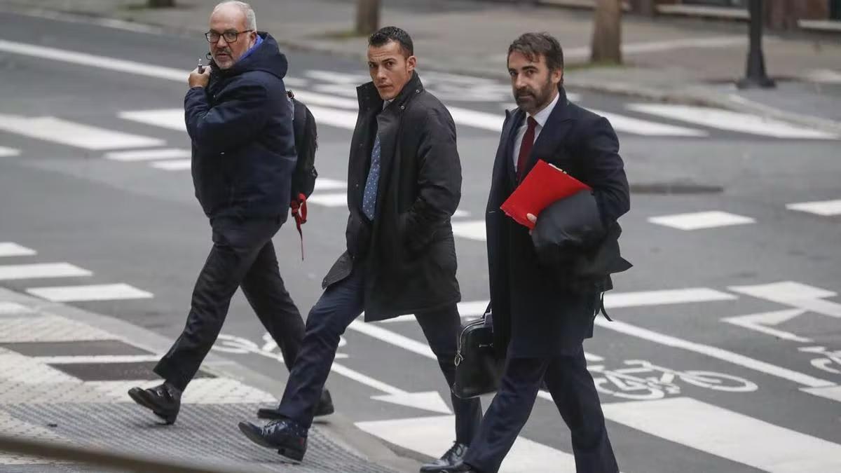 El ex sumiller de Mugaritz, Guillermo Cruz (c), a su llegada a la primera sesión del juicio en el que se le acusa de robar botellas de la bodega del restaurante del cocinero Andoni Luis Aduriz .