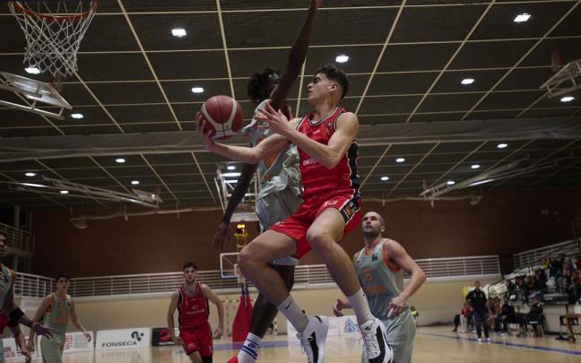 Adriá Rodríguez trata de superar a un rival en el aire