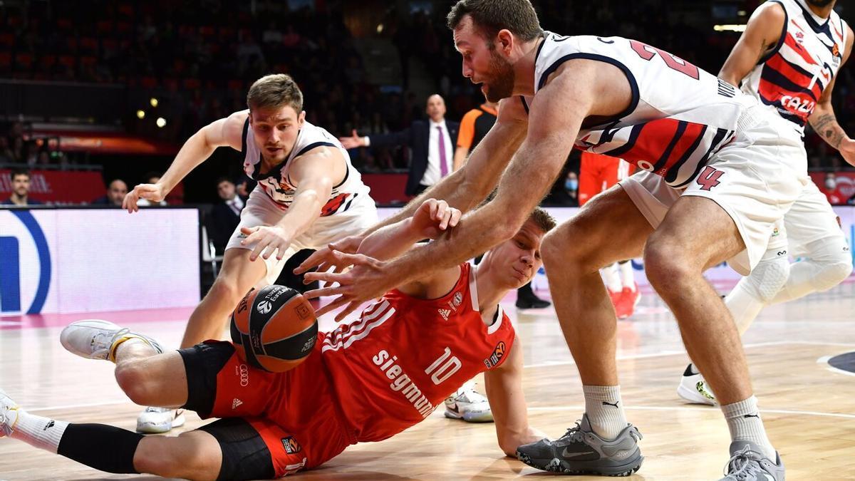 Costello y Kurucs pelean por un balón con Jaramaz