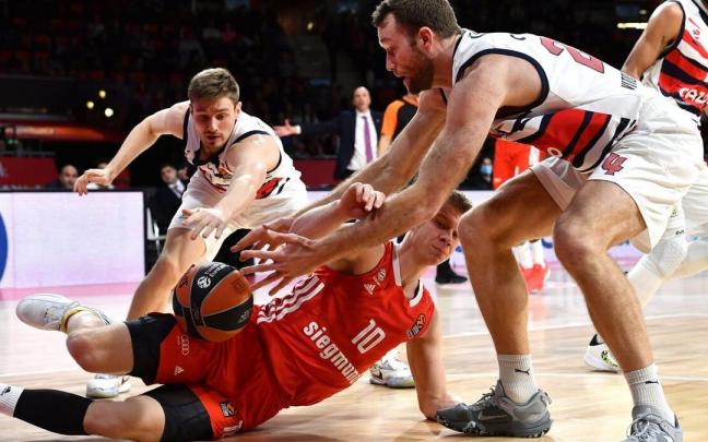Costello y Kurucs pelean por un balón con Jaramaz Costello y Kurucs pelean por un balón con Jaramaz