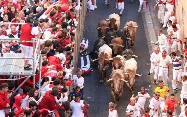 Los toros de La Palmosilla avanzan por la cuesta de Santo Domingo.