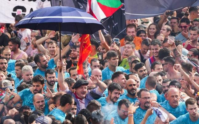 Celedón recorre la plaza de la Virgen Blanca