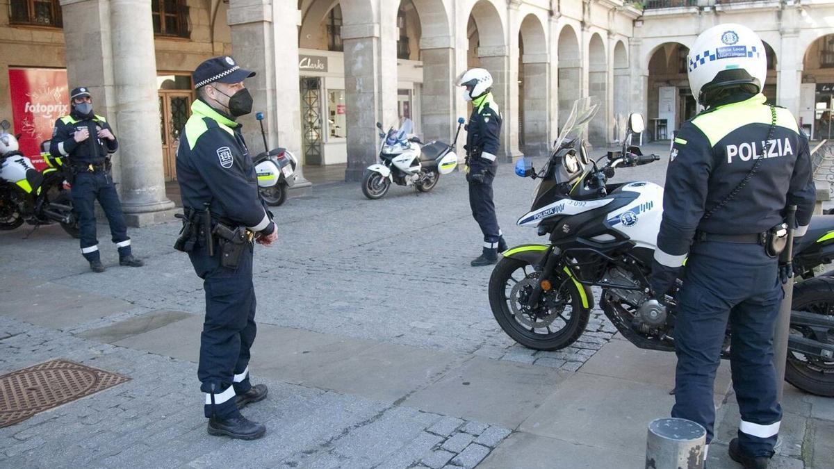 Varios agentes en el centro de la capital alavesa.