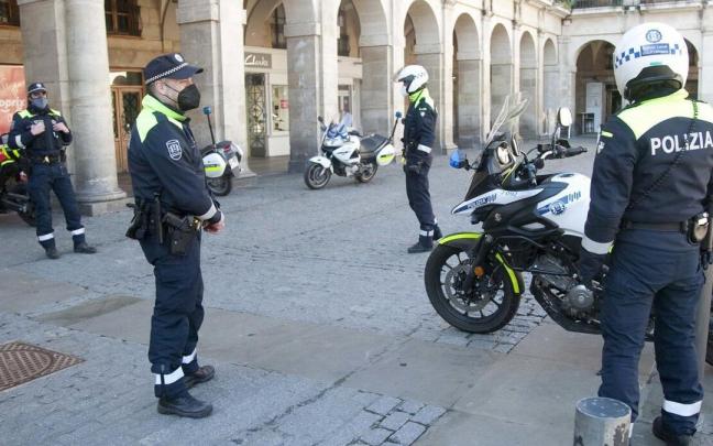 Varios agentes en el centro de la capital alavesa.