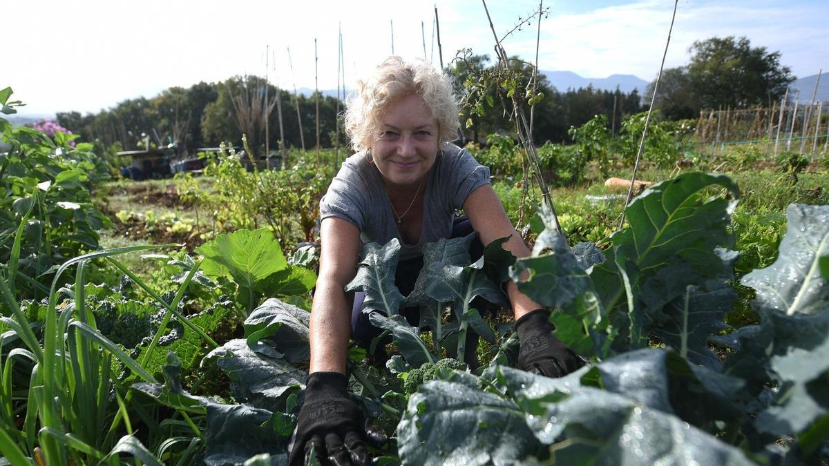 Mertxe Revilla no riega ni abona mucho porque prefiere que “las verduras estén ricas a que sean grandes”.