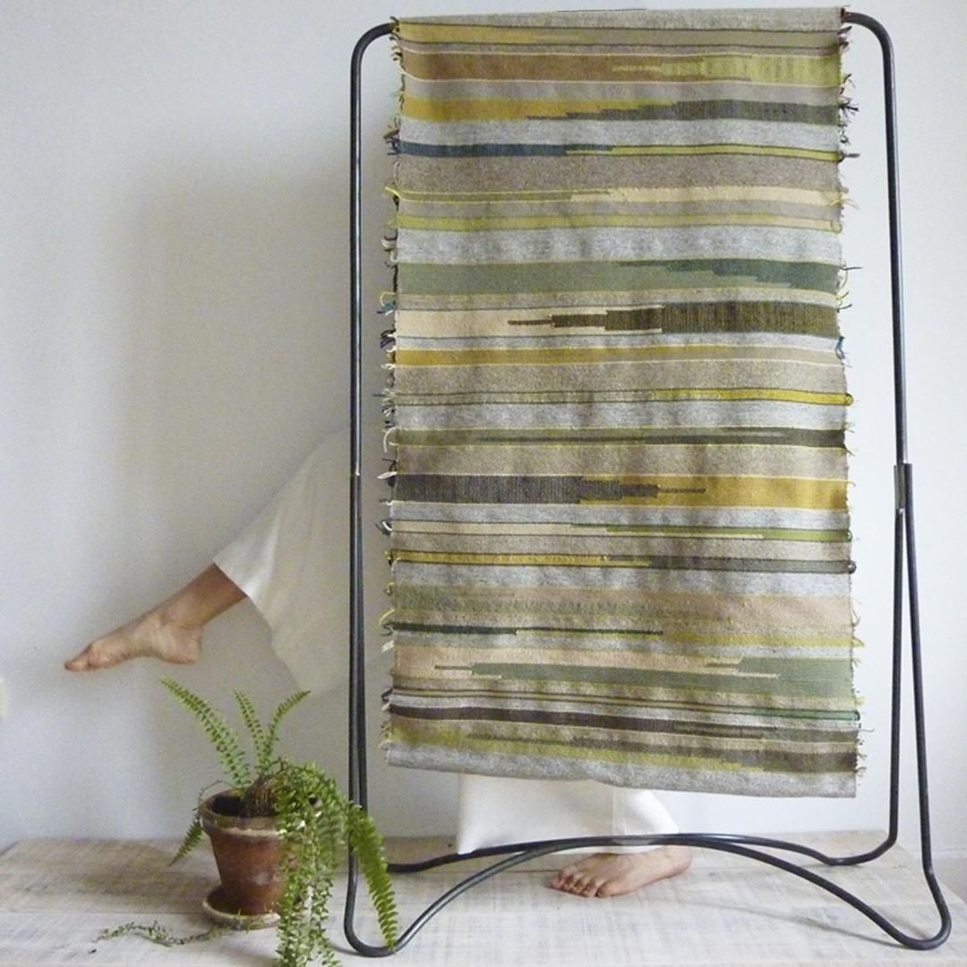 Una pieza decorativa tejida en el telar