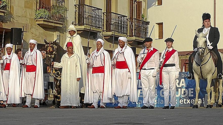 A lomos de sus caballos, Abderramán III (Juan Carlos Gómez, que ayer se despidió del papel que interpreta desde 2009), y el general de la compañía antzuolarra (Lander Domínguez).