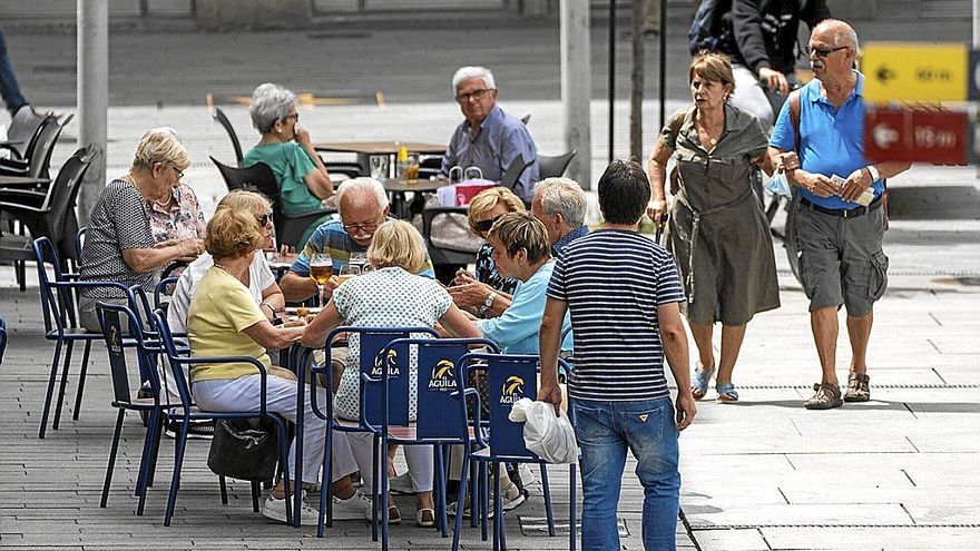 Lerro hauekin batera agertzen den irudian, herritar batzuk taberna batean.