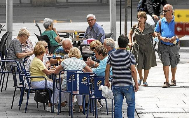 Lerro hauekin batera agertzen den irudian, herritar batzuk taberna batean.