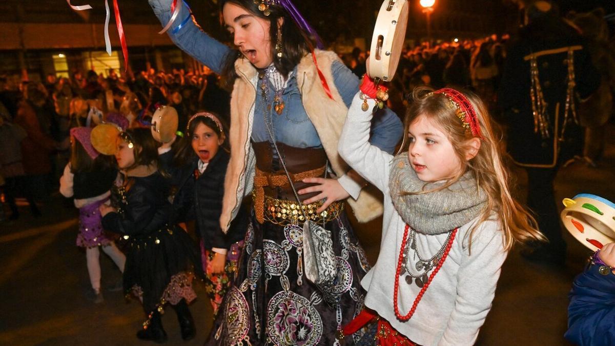 Los caldereros caldean el ambiente en Donostia con los ritmos del Este