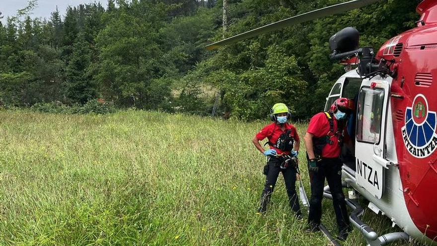 Efectivos de la Ertzaintza en el helicóptero que ha participado de la búsqueda.