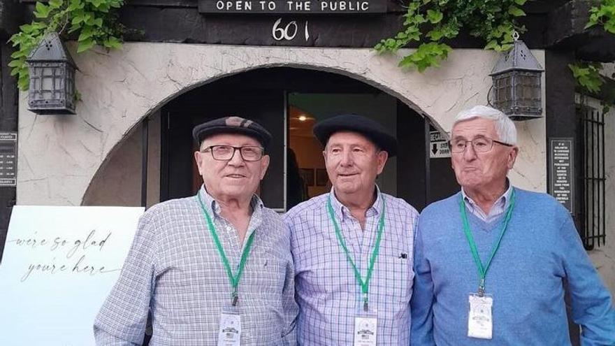 Juan Felipe Cerdán (a la izquierda) y Juan José Vizcay (a la derecha), ganadores del mus, posan en el Basque Center de California junto a José Luis Urrutia.