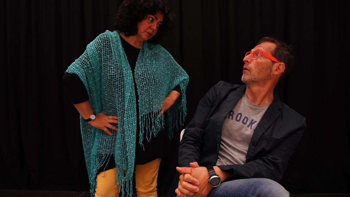 Gurutze Beitia con Txemi Parra, en una escena de ‘El dilema del jamón’.