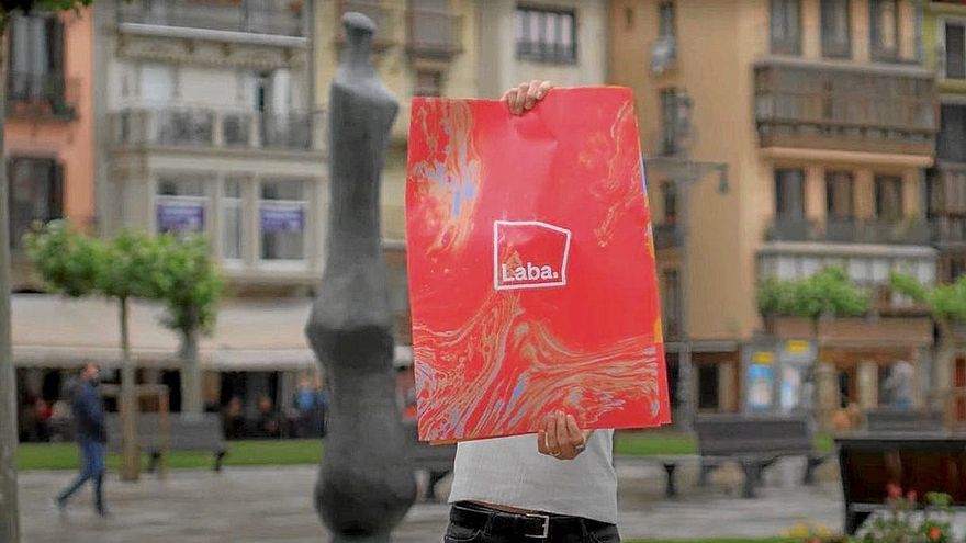 Gazteluko plazako 2 zenbakian kokatzen da Laba.