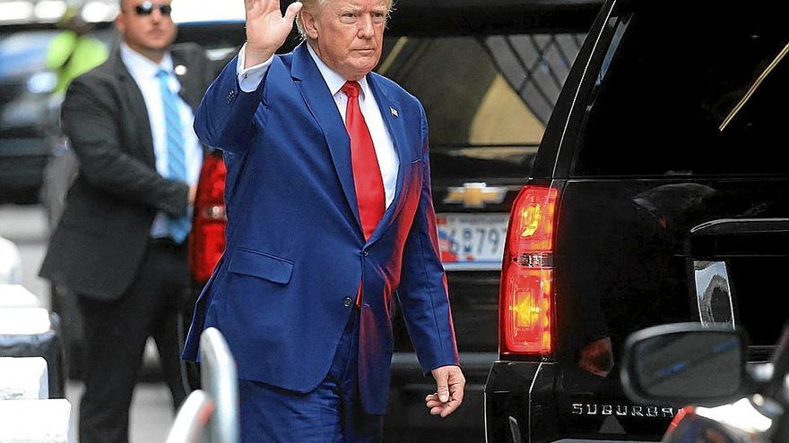 El expresidente de Estados Unidos Donald Trump saluda a sus seguidores en Nueva York.