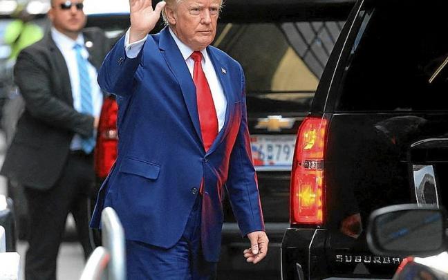 El expresidente de Estados Unidos Donald Trump saluda a sus seguidores en Nueva York.
