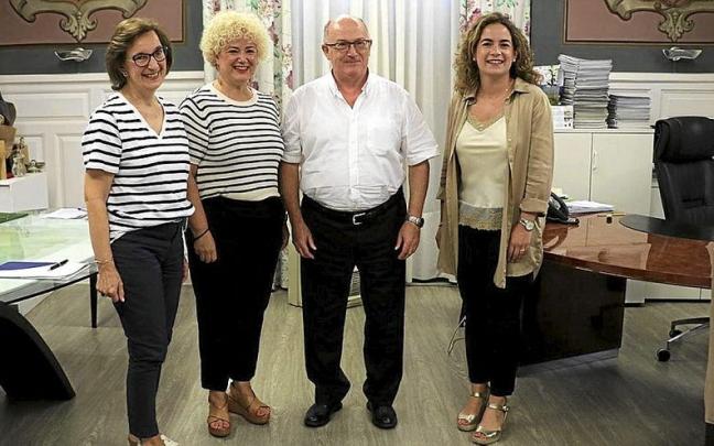 Elena Basagoitia, Maite Peña, Javier Zubizarreta y Janire Igoa, ayer, en la presentación del acuerdo. | FOTO: N.G.