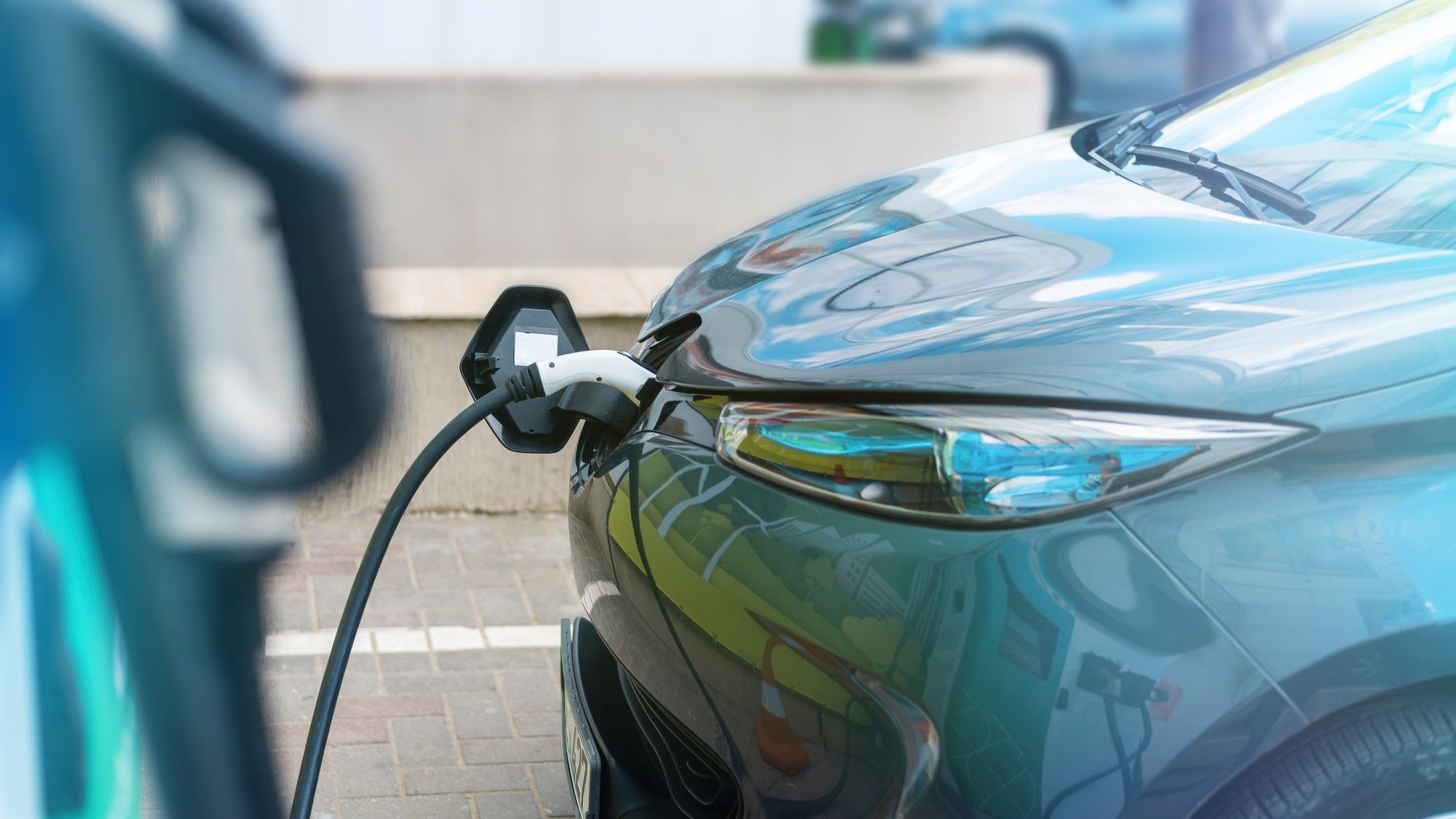 Un coche eléctrico en un punto de carga.