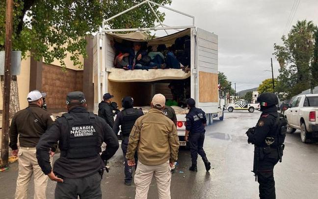 Varios de los migrantes rescatados del interior de un camión en Monterrey. Varios de los migrantes rescatados del interior de un camión en Monterrey.