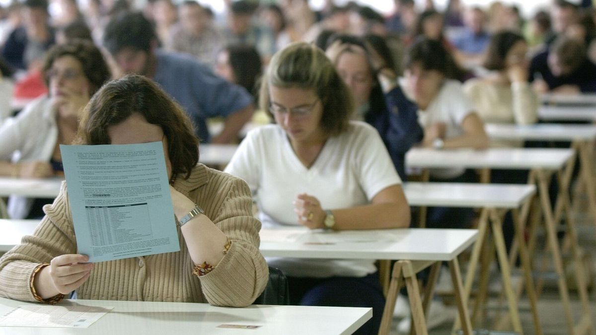 Aspirantes a un trabajo público en unas oposiciones en Vitoria.