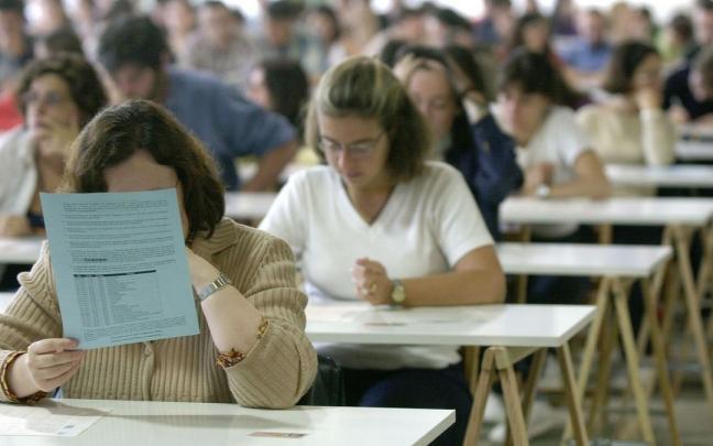 Aspirantes a un trabajo público en unas oposiciones en Vitoria.