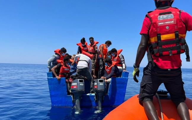 Uno de los rescates llevados a cabo por el barco Aita Mari en junio