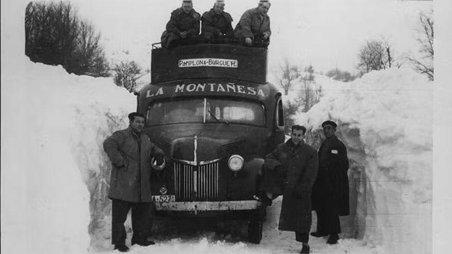 Una de las imágenes más significativas de la nevada de 1945 es la de ‘La Montañesa’. Los vecinos tuvieron que abrir paso en la nieve para que pudiera circular.