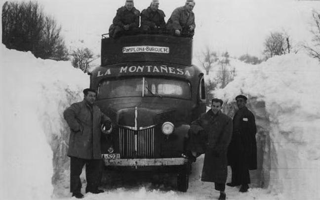 Una de las imágenes más significativas de la nevada de 1945 es la de ‘La Montañesa’. Los vecinos tuvieron que abrir paso en la nieve para que pudiera circular.