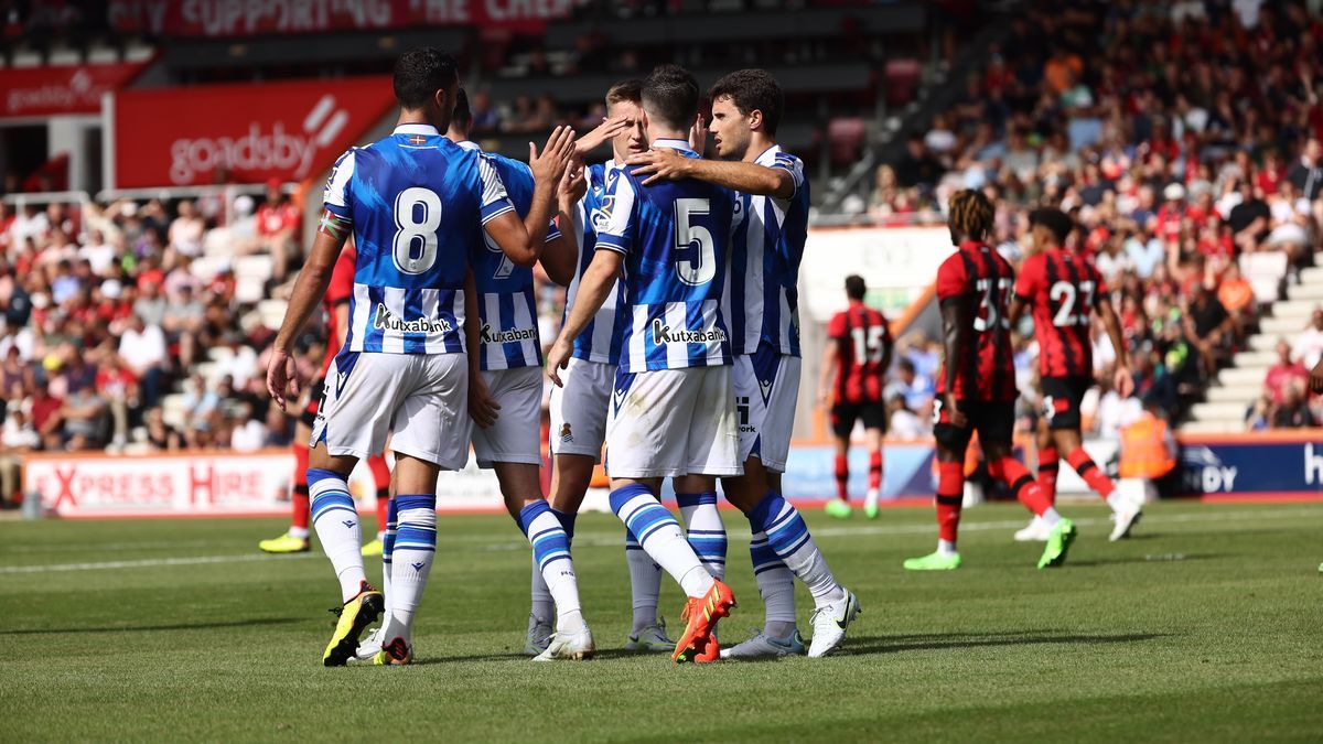 Los jugadores de la Real celebran el momentáneo 0-2 de Zubeldia, este sábado en Bournemouth.