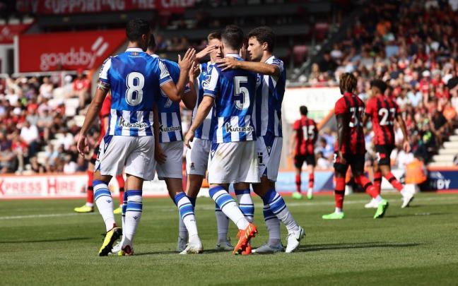 Los jugadores de la Real celebran el momentáneo 0-2 de Zubeldia, este sábado en Bournemouth.