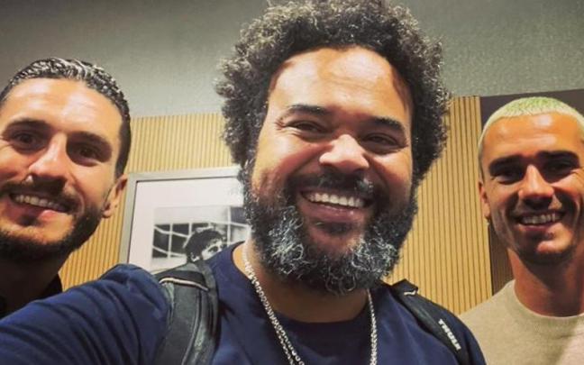 Carlos Jean, en una imagen de archivo junto a los futbolistas Koke y Griezmann Carlos Jean, en una imagen de archivo junto a los futbolistas Koke y Griezmann