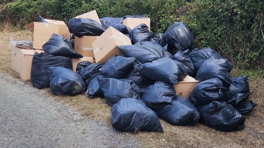 Un recurso localizó en una pista cercana a una urbanización una pila de cajas de cartón y bolsas de basura.