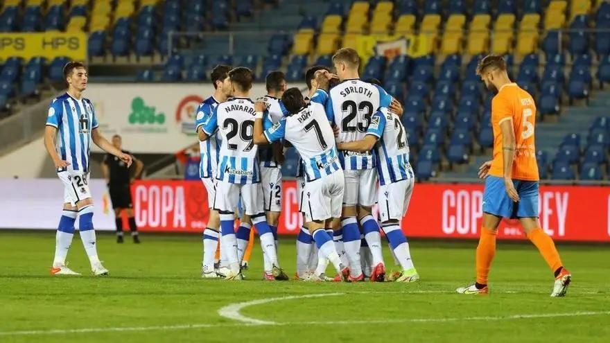 Los jugadores realistas celebran uno de los tantos de la noche ante el Panadería Pulido