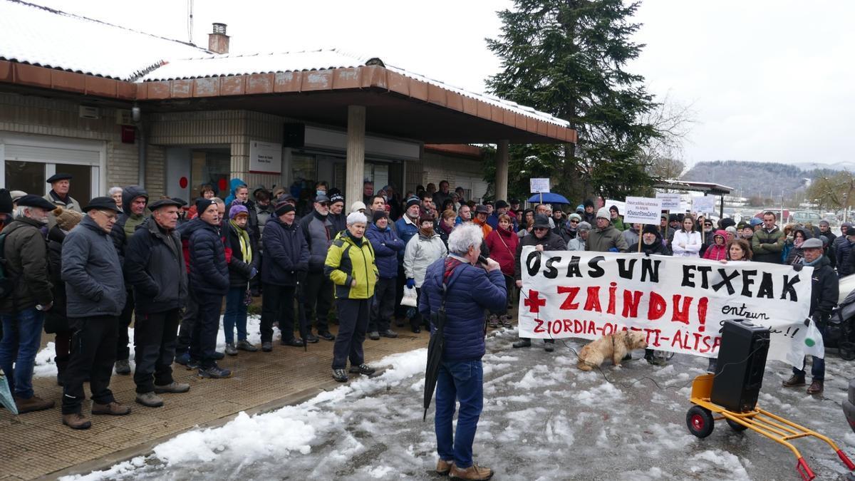 En torno a unas 150 personas acudieron a la última de las tres concentraciones previstas en un inicio.