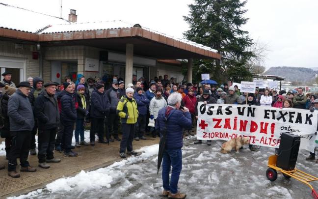 En torno a unas 150 personas acudieron a la última de las tres concentraciones previstas en un inicio.