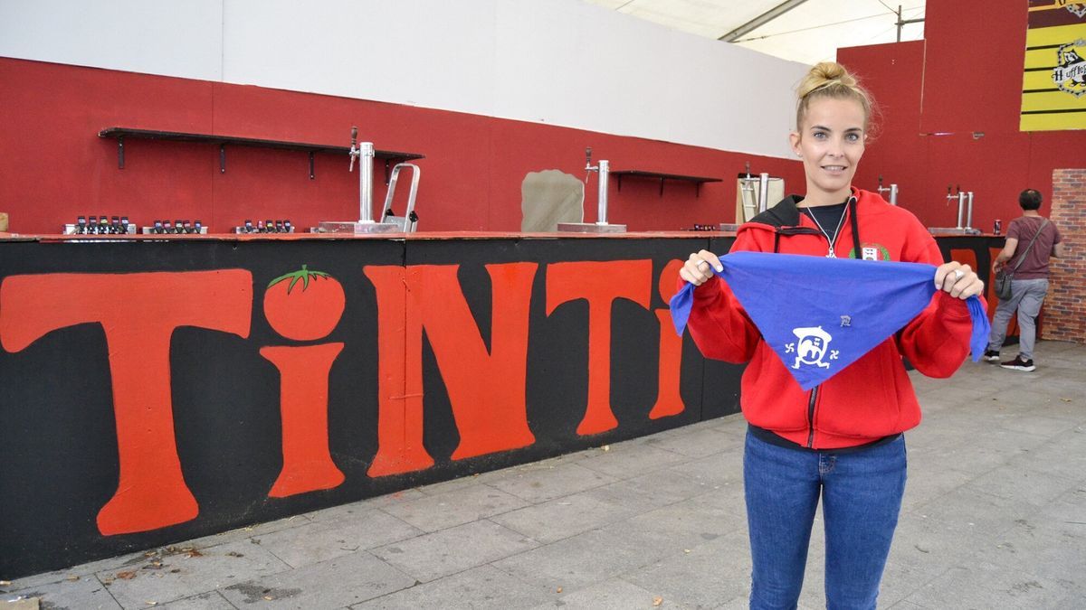 La txupinera, Iratxe Palacios, en la comparsa Tintigorri.